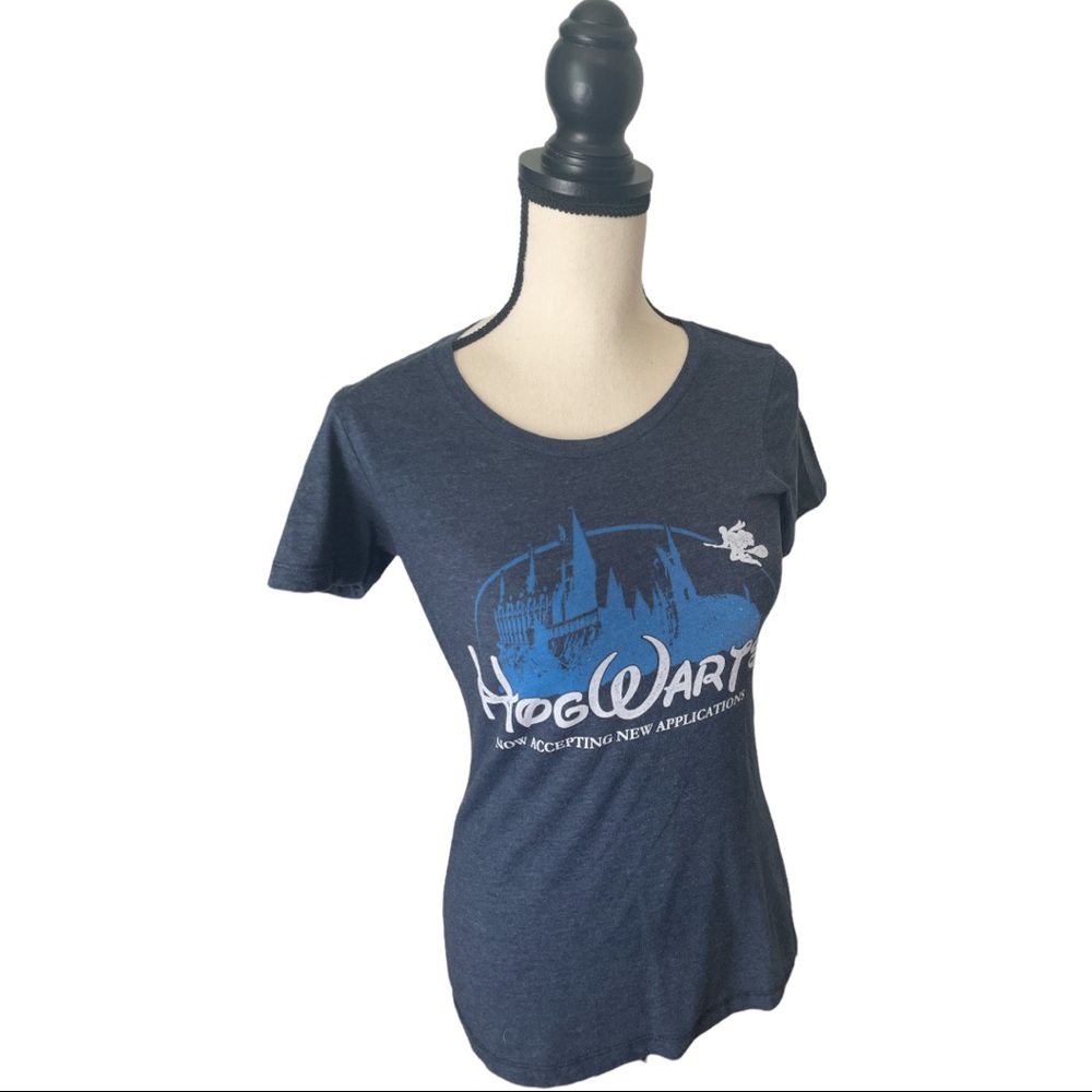 Harry Potter ladies Hogwarts tee size Small- Excellent condition!